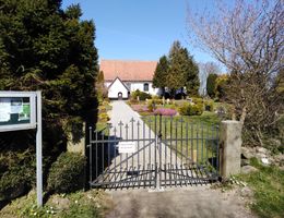 Die Auffahrt zu Friedhof und Kirche ist zu sehen