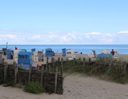 Strandkörbe am Strand von Eckernförde mit Blick auf das Meer.