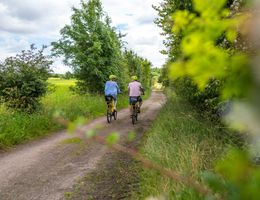 Zwei Radfahrer auf einem unbefestigten Weg