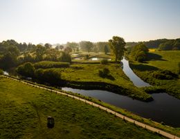 Idyllische grüne Flusslandschaft 